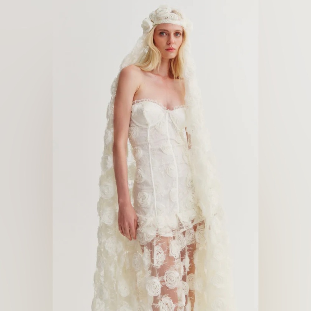 For love and lemons, Cyrus veil